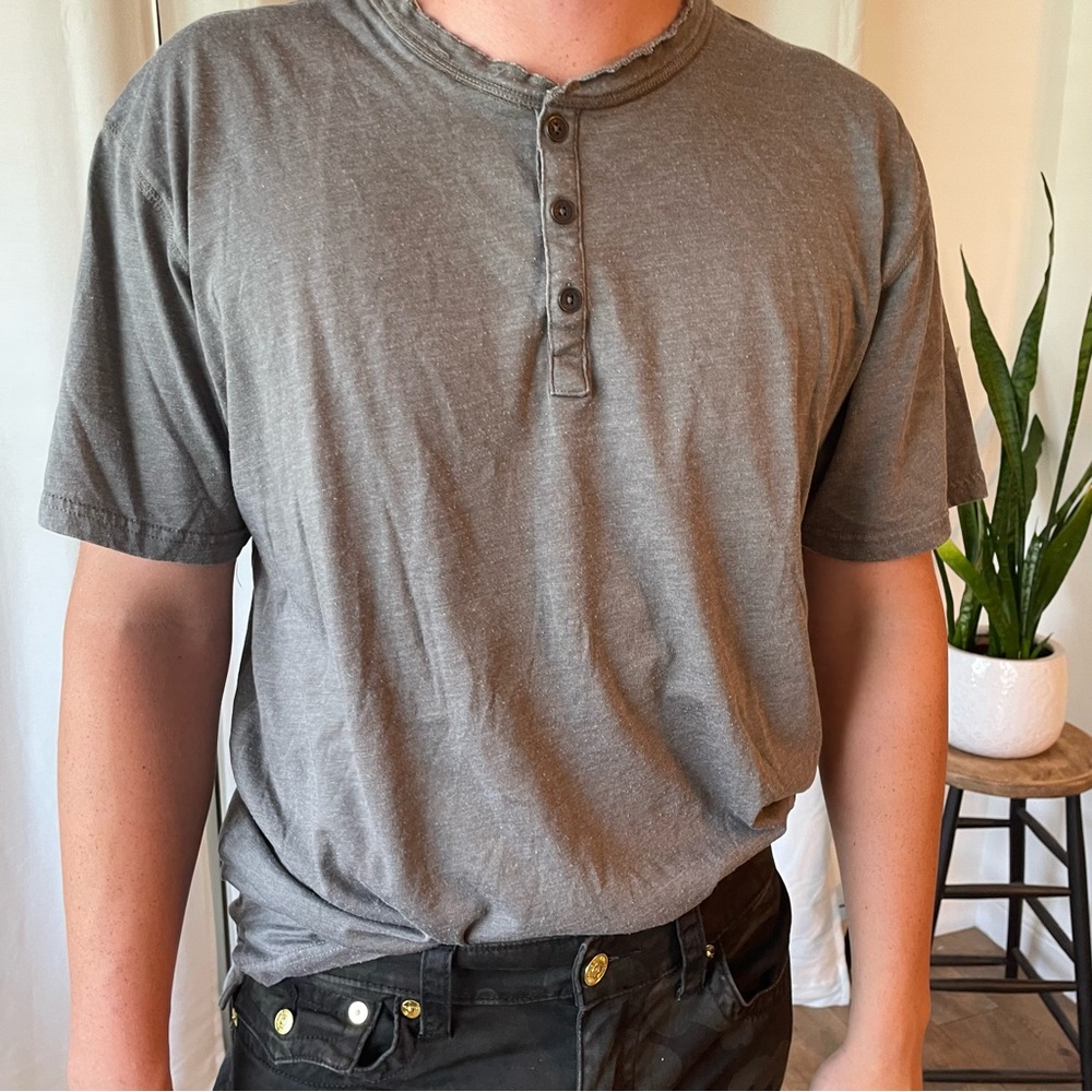 Men's Distressed Henley short sleeve